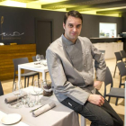 El cocinero y gerente de Alma Restaurante posa en el comedordel local que abrió sus puertas en agosto.-ISRAEL L. MURILLO
