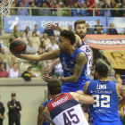 Tokoto entra a canasta en el duelo ante Manresa-Santi Otero