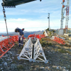 La empresa ya está colocando la torre en una parcela cedida por Valle de Zamanzas, en el municipio de Aylanes.-ECB