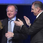 Ernesto Antolín recibió el FAE de Oro de manos de Miguel Ángel Benavente.-RAÚL G. OCHOA