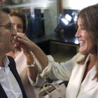 Eva Cárdenas felicita a su marido, Alberto Núñez Feijóo, el pasado 25 de septiembre, tras ganar las elecciones a la Xunta de Galicia.-EFE