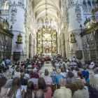 Cientos de burgaleses participaron en la misa solemne en honor de la patrona de la ciudad celebrada en el altar mayor de la Catedral.-ISRAEL L, MURILLO