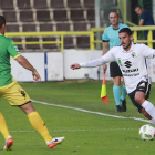 Dani Gómez encara a un oponente en el choque que disputó el Burgos ante el Palencia en El Plantío.-RAÚL G. OCHOA