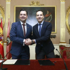 Daniel de la Rosa, alcalde de Burgos, y Félix Sancho, presidente del San Pablo, escenifican el acuerdo alcanzado tras firmar el contrato, ayer.-RAÚL OCHOA