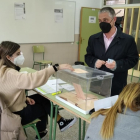 Domingo Hernández votando en la jornada electoral. ECB