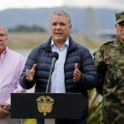 El presidente de Colombia Ivan Duque da unas declaraciones a la prensa acompanado por su ministro de Defensa  Guillemo Botero  y el comandante de las Fuerzas Militares de Colombia  mayor general Luis Fernando Navarro en Bogota, Colombia.-EFE  LEONARDO MUNOZ