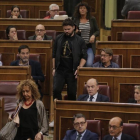 El portavoz de ERC, Gabriel Rufián abandona este miércoles el hemiciclo en protesta por los registros efectuados en Barcolena.-JOSE LUIS ROCA