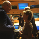 García Tejerina conversa con Phill Hogan en el Consejo de Agricultura.-El Mundo