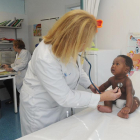 Una pediatra atiende a un bebé en un centro de salud de la capital burgalesa.-ISRAEL L. MURILLO
