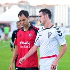 Alex Ortiz -izquierda- charla con un rival tras un partido.-JOSÉ ESTEBAN EGURROLA