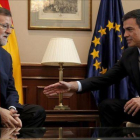 Mariano Rajoy y Pedro Sánchez, al inicio de su reunión, este martes en el Congreso.-JOSÉ LUIS ROCA