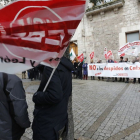 Un grupo de trabajadores secunda una protesta sindical contra un ajuste de personal previo en Caixabank. R. OCHOA