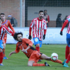 Óscar corta un balón desde el suelo en el choque que jugó el Promesas ante el Tordesillas.-RAÚL G. OCHOA