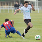 Cristian supera por velocidad a un defensor de la Gimnástica Segoviana-I. L. Murillo