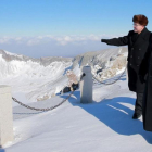 Kim Jong-un camina por el monte Paektuthe, en una foto sin fecha distribuida por la agencia KCNA el 9 de diciembre.-AFP / KCNA