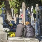 Imagen de una pareja, ayer, en el cementerio de San José.-ISRAEL L. MURILLO