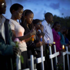Ciudadanos kenyanos sujetan velas en recuerdo de las víctimas de la masacre de Garissa, donde murieron 148 estudiantes.-Foto: AP