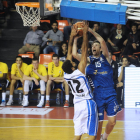 Adón frena a Edu Martínez en un lance del partido de ayer.-ISRAEL L. MURILLO