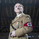 El actor que interpreta a Hitler, en 'Un mundo en guerra'.-Foto: CANAL HISTORIA