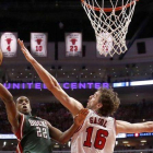 Pau Gasol defiende ante la entrada a canasta de Khris Middleton en el quinto encuentro entre Bulls y Bucks.-Foto: AP / CHARLES REX ARBOGAST