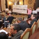 Algunos trabajadores acudieron al Pleno para defender la permanencia de la Diputación mediante la exhibición de varias pancartas reivindicativas.-I. L.M.