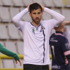 Manu Torres se lamenta durante un encuentro liguero.-SANTI OTERO