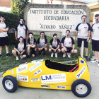 Los alumnos del instituto leonés ganador de la competición posan con el vehículo frente al centro educativo. ECB