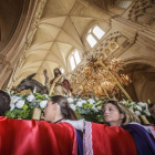 Los costaleros dando sus últimos pasos hasta llegar a la capilla de la Catedral.-SANTI OTERO