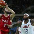 Markovic, de Serbia, intenta anotar en presencia de Demarcus Cousins-MARKO DJURICA / REUTERS