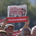 Un hombre muestra una copia del periódico Cumhuriyet durante la concentracion de esta mañana delante del Palacio de Justicia de Estambul (Turquía)-ERDEM SAHIN