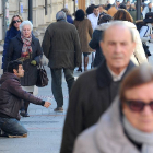 Un hombre pide limosna enuna calle burgalesa.-ISRAEL L. MURILLO
