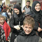 Una familia de refugiados en su llegada a la estación de tren de Westbahnhof, en Viena.-EFE / HANS PUNZ