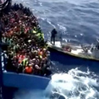 Imagen del rescate del barco en cuya bodega se encontraron los cadáveres.-REUTERS TV/REUTERS