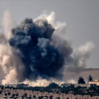 El humo se eleva sobre la ciudad siria de Jarabulus, ayer, durante los bombardeos de cazas turcos.-AFP / BULENT KILIC