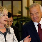 Islam Karímov, con la entonces secretaria de Estado de EEUU, Hillary Clinton, en una imagen del 2011.-KEVIN LAMARQUE / REUTERS