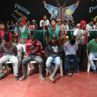 Los siete guerrilleros de las FARC durante el juicio del tribunal indígena.-Foto: REUTERS