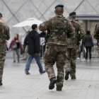 Soldados franceses patrulla, esta semana, en las inmediaciones del museo del Louvre, en París.-Foto:   GONZALO FUENTES / REUTERS