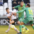 Juanma pelea la posesión de la pelota con la defensa del Sanse en el último partido disputado en El Plantío.-SANTI OTERO