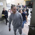 Jugadores del Eldense se dirigen a declarar.-MANUEL LORENZO