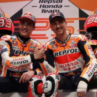 Marc Márquez y Jorge Lorenzo estrechan sus manos en la presentación de hoy, en Madrid, del equipo Repsol Honda.-REUTERS / SUSANA VERA