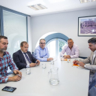 Un momento de la reunión de ayer de los representantes de Vox y Ciudadanos.-SANTI OTERO