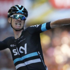 Chris Froome celebra su triunfo en Bagnères-de-Luchon, donde ha logrado el liderato del Tour.-AP / CHRISTOPHE ENA