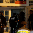 Agentes del Servicio Secreto de los EEUU entran a la embajada de Venezuela en Washington.-REUTERS