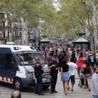 Un furgón y mossos en tareas de vigilancia en la Rambla.-ÁLVARO MONGE