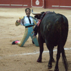 Juan José Padilla encara al toro durante la corrida de ayer en Aranda.-DANIEL LÓPEZ