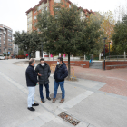 El concejal de Licencias, Miguel Balbás, y técnicos del área visitan la obra de la Plaza San Pedro de la Fuente y la calle Enrique III. SANTI OTERO