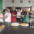 Los 14 asistentes al curso posan con sus platos en la escuela Enarina. Ahora realizarán prácticas en establecimientos hosteleros de la ciudad.-RAÚL G. OCHOA