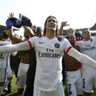 Edinson Cavani (en primer término) y el resto de jugadores del PSG celebran el título de Liga conquistado tras golear al Troyes (0-9).-EFE / YOAN VALAT