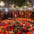 Homenaje en las Ramblas a las víctimas del atentado.-JORDI COTRINA