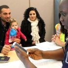 Una familia de refugiados sirios recién llegada al aeropuerto de Toronto (Canadá), en el 2015.-GETTY IMAGES / KENNETH ALLAN